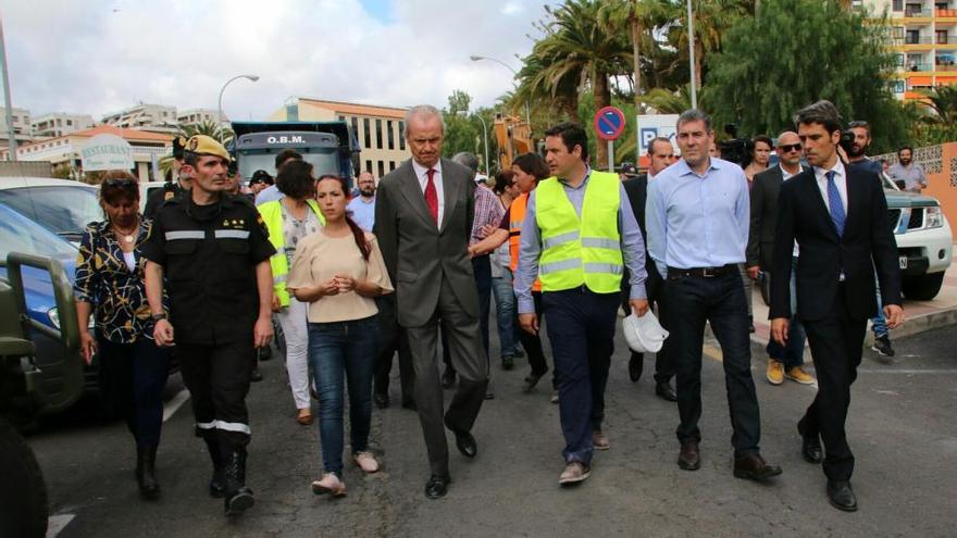 Visita de Pedro Morenés a la tragedia de Los Cristianos.