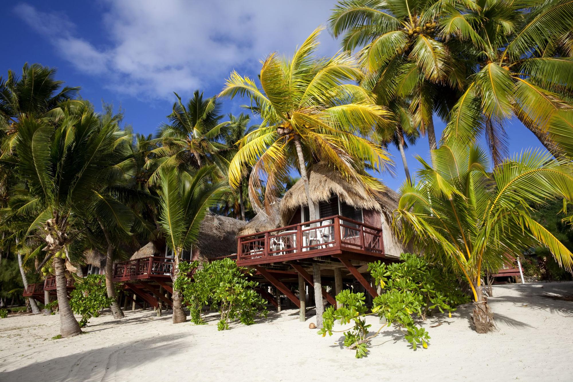 Cabañas en el atolón de Aitutaki.