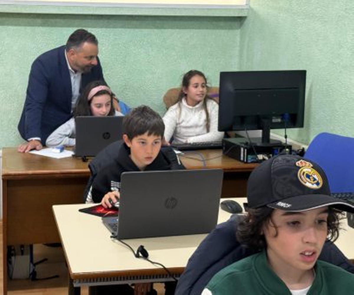 El alcalde, con jóvenes. | FDV