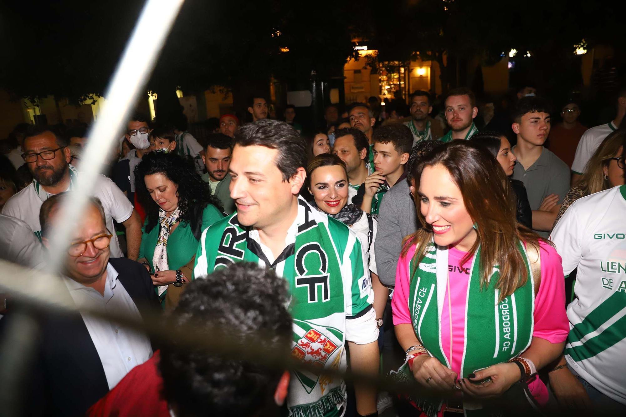 Los aficionados cordobesistas celebran el ascenso en Las Tendillas con el equipo