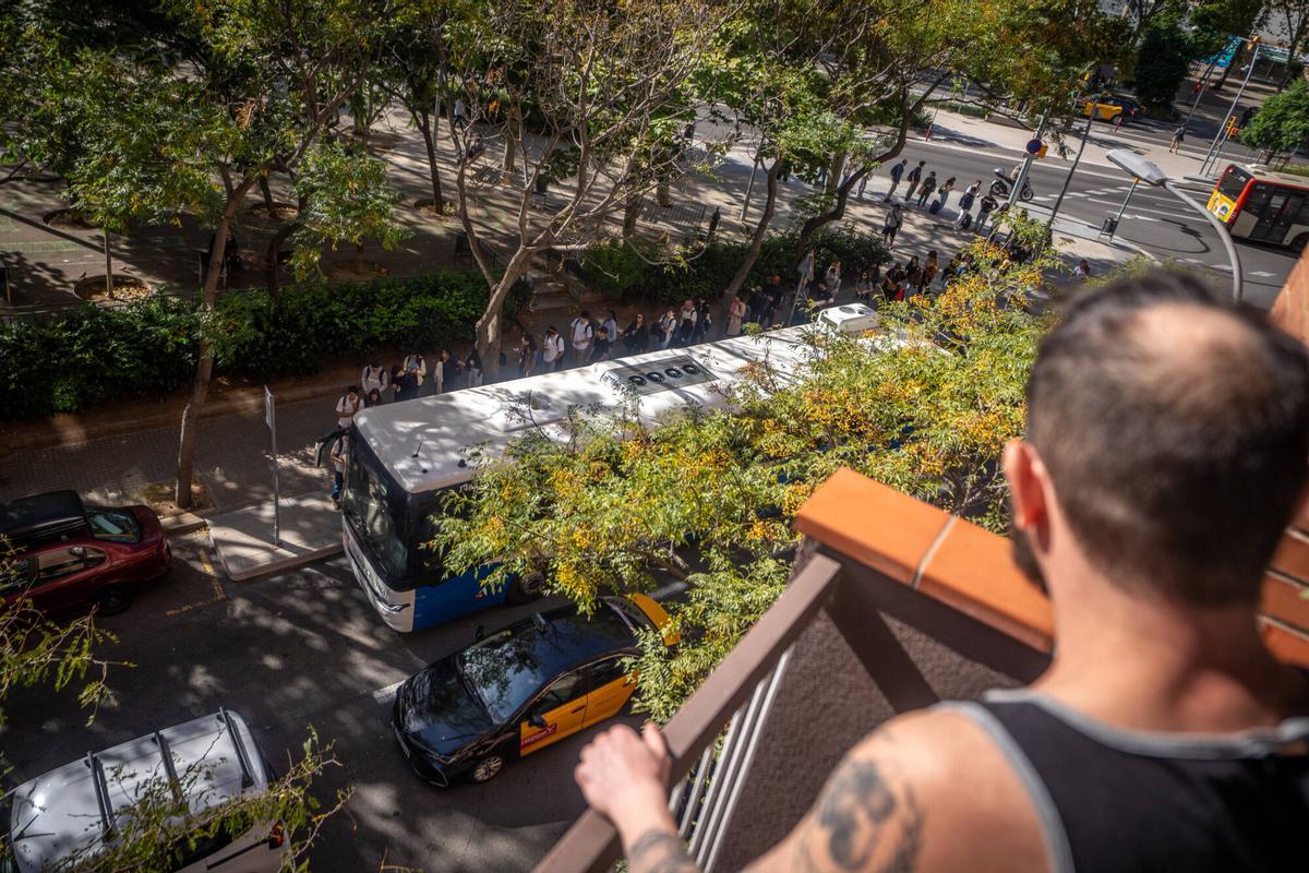 «Se’t fica el soroll al cap»: les parades de bus interurbà en ple carrer desesperen els veïns de Barcelona