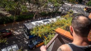 «Se’t fica el soroll al cap»: les parades de bus interurbà en ple carrer desesperen els veïns de Barcelona «Se’t fica el soroll al cap»: les parades de bus interurbà en ple carrer desesperen els veïns de Barcelona