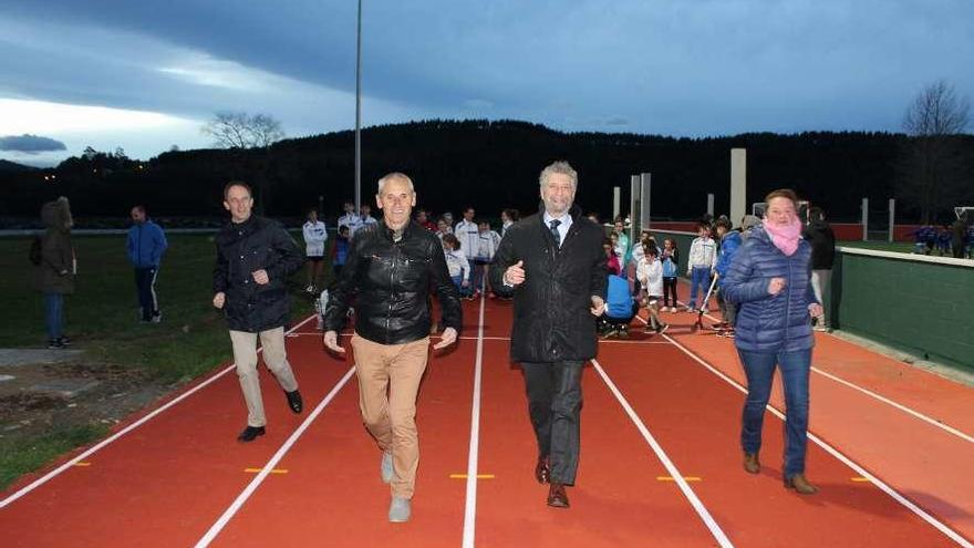 Juan Manuel Díez, Miguel Alzola, Ignacio García Palacios y la concejala de Deportes, Mirta Pérez, ayer, dando una vuelta inaugural a las nuevas pistas.