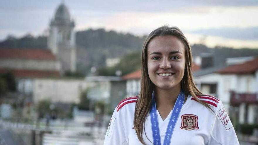 Laura Gutiérrez, ayer, junto a la playa de Luanco.