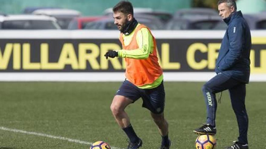 Adrián López ya se entrenó ayer a las órdenes de Fran Escribá.