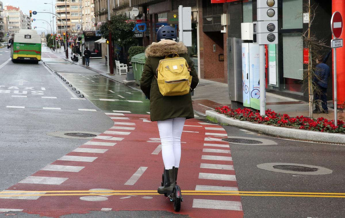 Patinete eléctrico por el carril bici de Venezuela