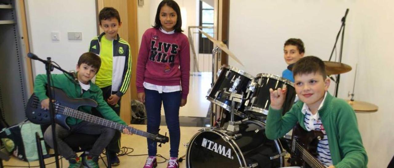 Jovino Alonso al bajo eléctrico, Nacho Trabanco, Daiana García, Íñigo Bernardo y Alejandro López, ayer, en la Escuela de Música.