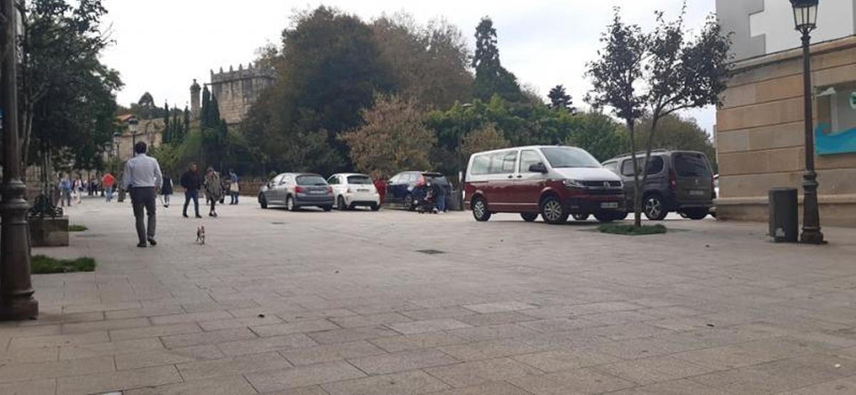 Vehículos estacionados en zona peatonal, casi sobre el puente. | // M.M.