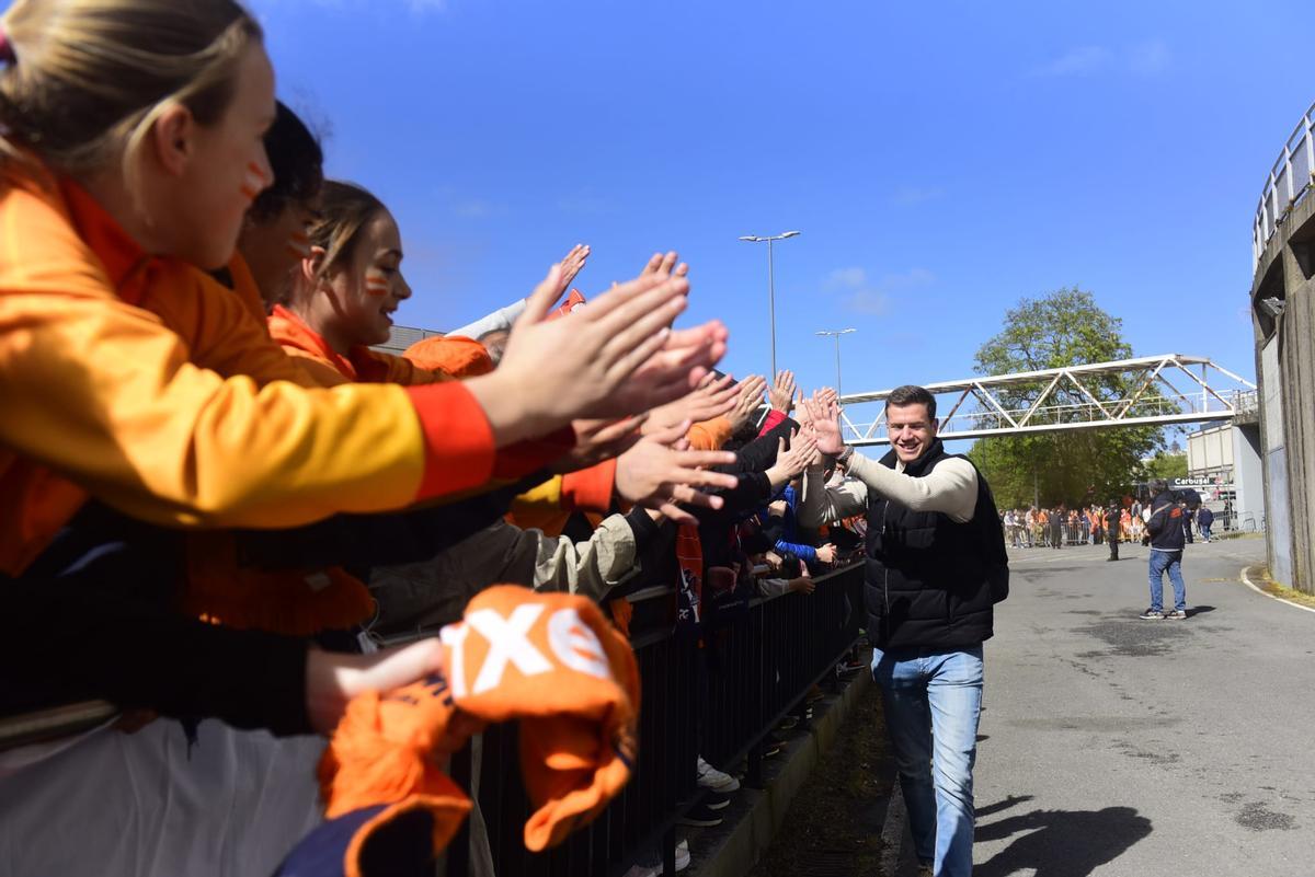 Llegada de los jugadores del Leyma al Coliseum antes del derbi frente al Obradoiro