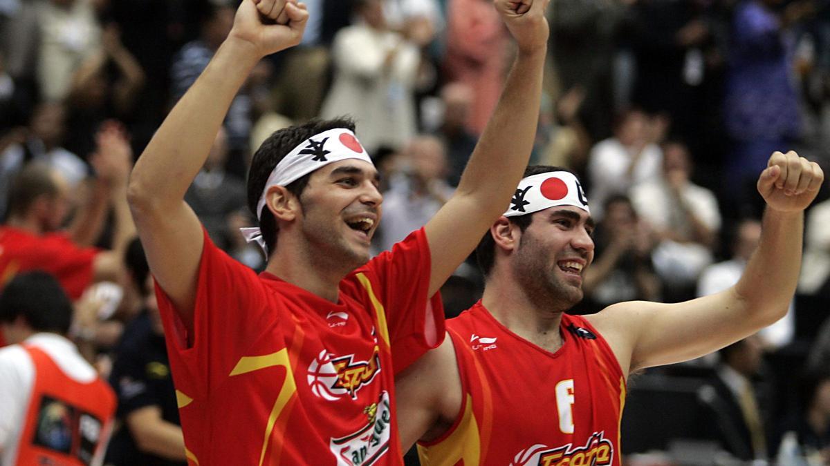 Calderón, con Carlos Cabezas cuando España se proclamó campeona del mundo de baloncesto en 2006.