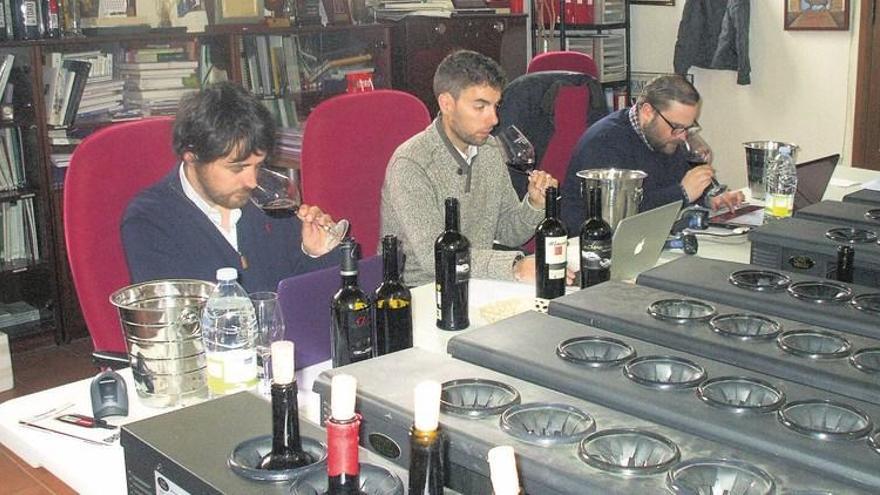 Tres catadores de la guía, durante la degustación celebrada ayer en la sede del Consejo Regulador.