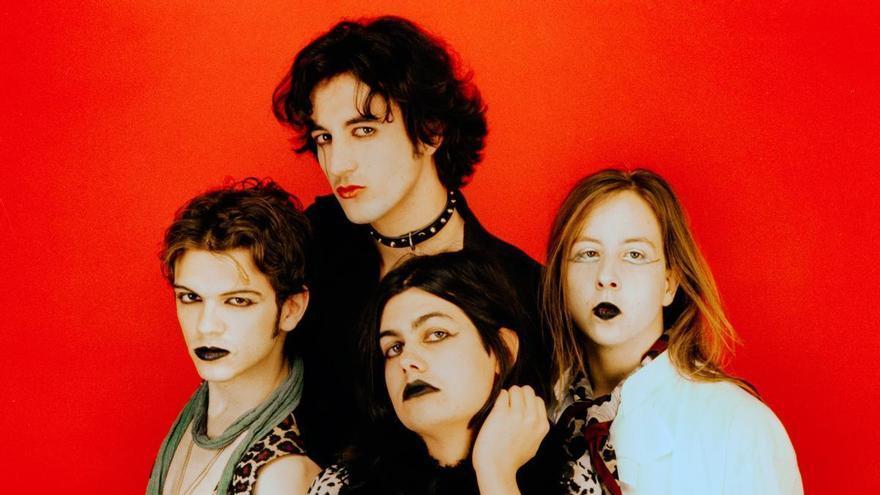 La legendaria banda asturiana de glam-rock "Babylon Chat" vuelve a reunir a su formación original en dos conciertos únicos al cumplirse 30 años de su primer LP, "Sex Shop"