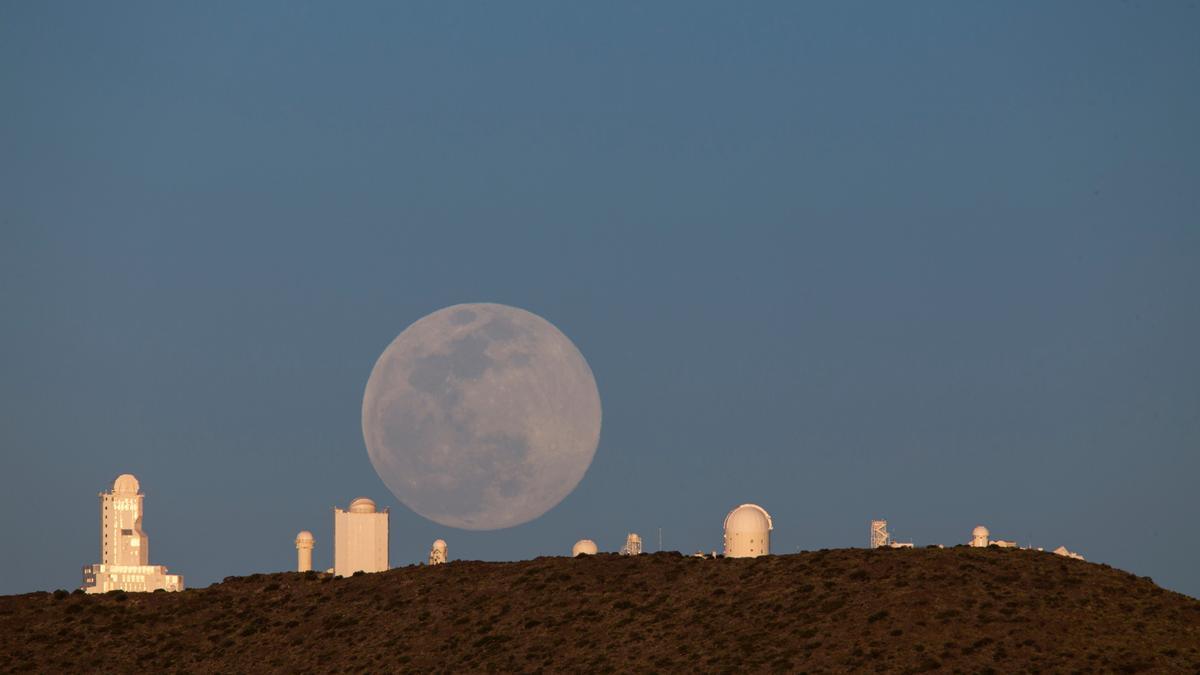 Superluna captada por Daniel López sobre el Observatorio del Teide.