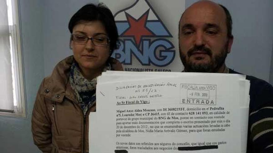 Anxo Aldea Moscoso sostiene una la denuncias en compañía de otra edil nacionalista de Mos. // D.P.