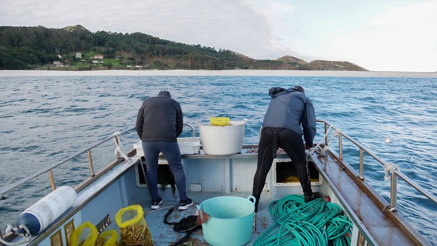 Más de 50 voluntarios se forman hoy en Nerga para hacer frente a la marea de pélets en las playas