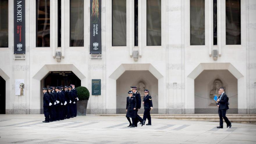 La autoridades policiales a su llegada al acto // Efe