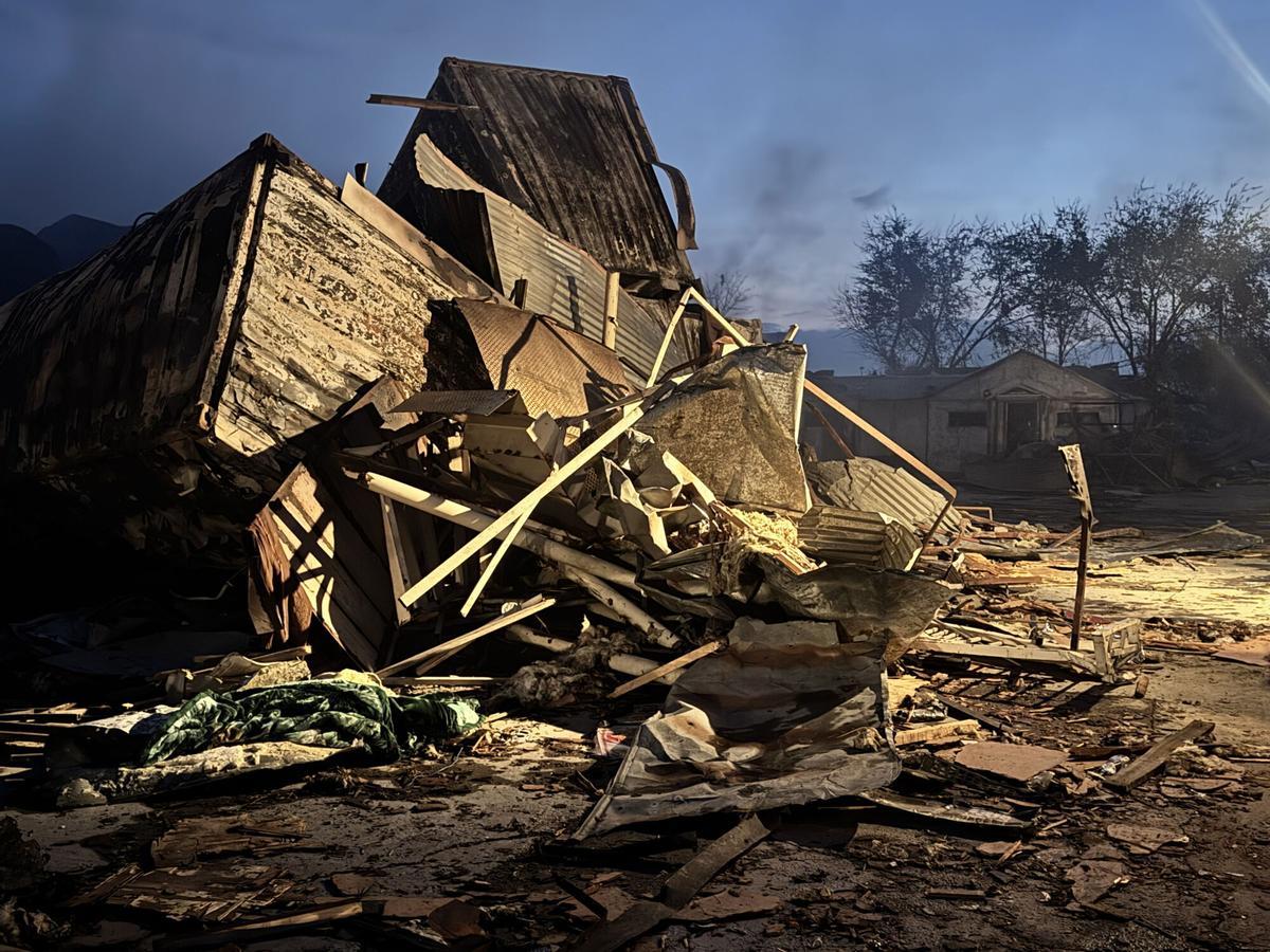 Las víctimas de los presuntos ataques aéreos pakistaníes en Kabul son evacuadas.