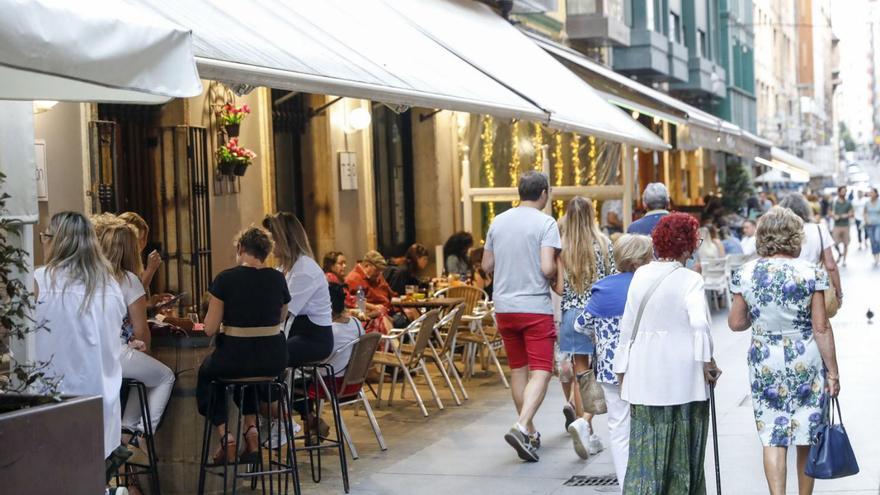 Ambiente en la calle Begoña, en la Ruta, cuyos locales no han visto reducidas sus terrazas. | Marcos León