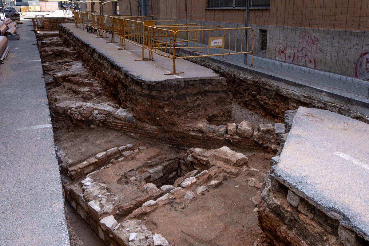 Visita a les excavacions arqueològiques, al carrer Antic de Sant Joan (barri de la Ribera) aparegudes en obres de renovació del clavegueram
