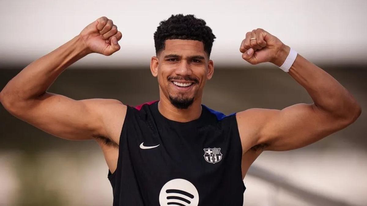 Araujo festeja su retorno a los entrenamientos con el grupo en la ciudad deportiva del Barça en Sant Joan Despí.