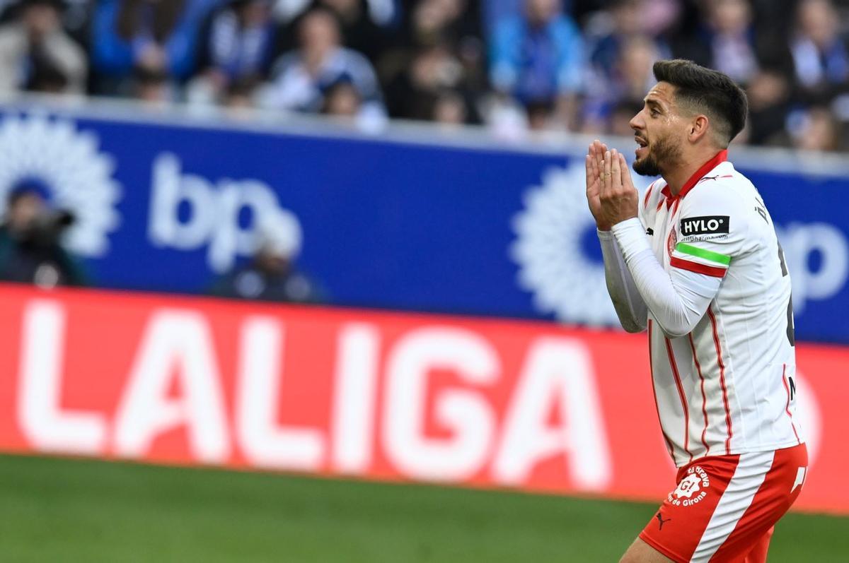 Àlex Moreno, protestant una jugada.