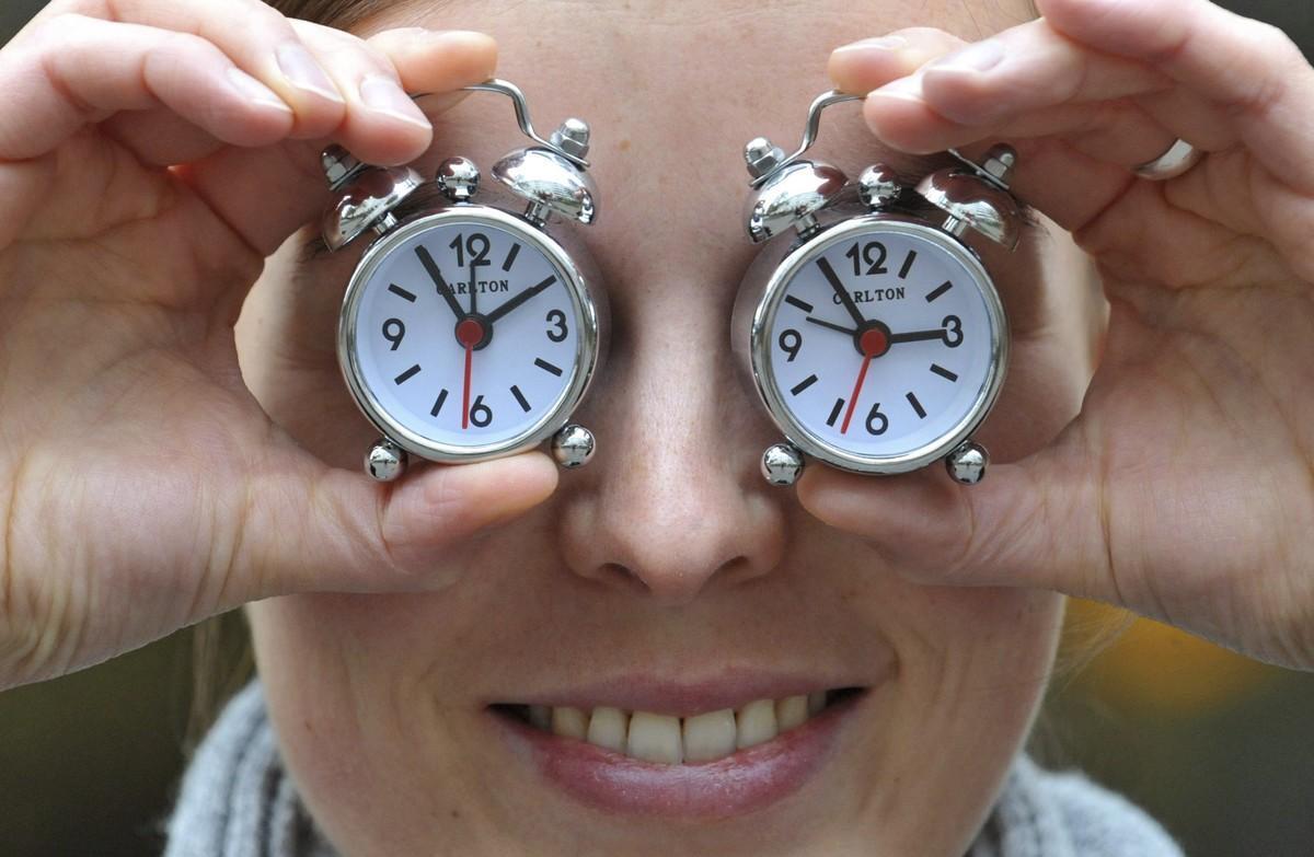 MUN800 MÚNICH (ALEMANIA) 28/10/2011.- Una empleada del fabricante de relojes Carlton sostiene dos despertadores de la empresa para recordar sobre el cambio de hora que se producirá en la madrugada del sábado 30 de octubre al domingo 31, cuando los relojes se retrasarán una hora. La modificación horaria se realiza en cumplimiento de la Directiva Comunitaria que rige el Cambio de Hora y que afecta a todos los países miembros de la Unión Europea, por lo que a las 3:00 horas de la madrugada del domingo serán las 2:00 horas. EFE/ANDREAS GEBERT MUN800 MÚNICH (ALEMANIA) 28/10/2011.- Una empleada del fabricante de relojes Carlton sostiene dos despertadores de la empresa para recordar sobre el cambio de hora que se producirá en la madrugada del sábado 30 de octubre al domingo 31, cuando los relojes se retrasarán una hora. La modificación horaria se realiza en cumplimiento de la Directiva Comunitaria que rige el Cambio de Hora y que afecta a todos los países miembros de la Unión Europea, por lo que a las 3:00 horas de la madrugada del domingo serán las 2:00 horas. EFE/ANDREAS GEBERT