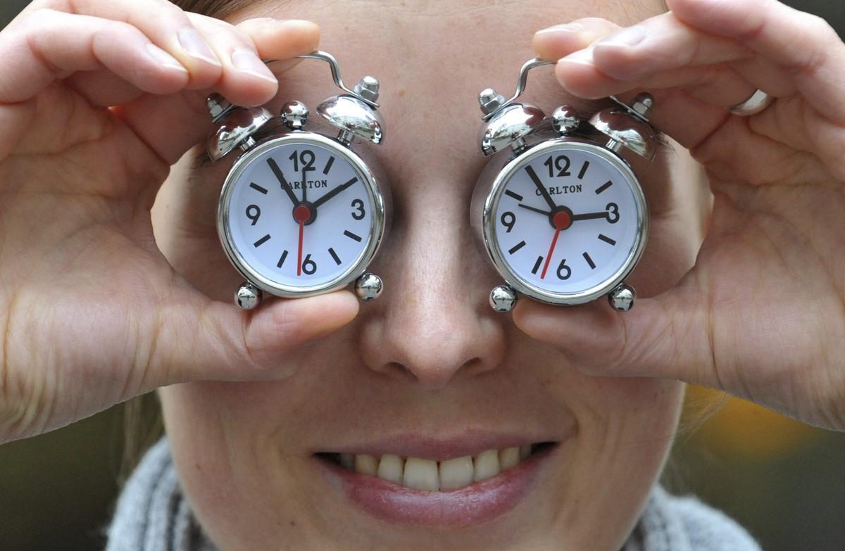 MUN800 MÚNICH (ALEMANIA) 28/10/2011.- Una empleada del fabricante de relojes Carlton sostiene dos despertadores de la empresa para recordar sobre el cambio de hora que se producirá en la madrugada del sábado 30 de octubre al domingo 31, cuando los relojes se retrasarán una hora. La modificación horaria se realiza en cumplimiento de la Directiva Comunitaria que rige el Cambio de Hora y que afecta a todos los países miembros de la Unión Europea, por lo que a las 3:00 horas de la madrugada del domingo serán las 2:00 horas. EFE/ANDREAS GEBERT