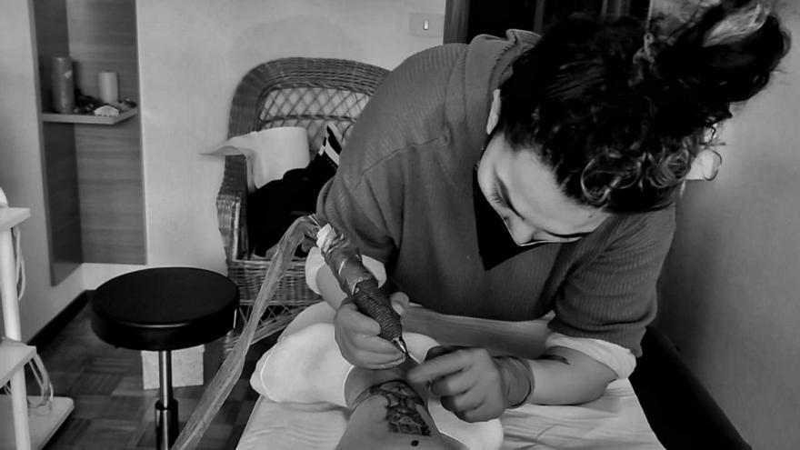 La verinesa Jimena Raña realizando uno de sus tatuajes.