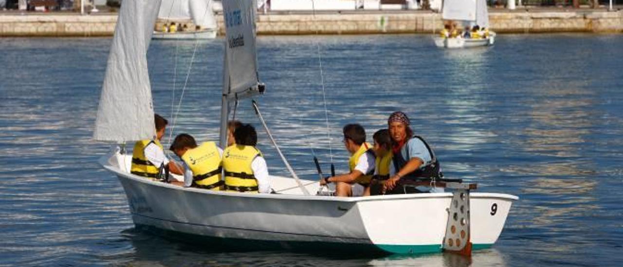 Un curso de vela que tuvo lugar durante una de las salidas de la Volvo desde el puerto de Alicante.