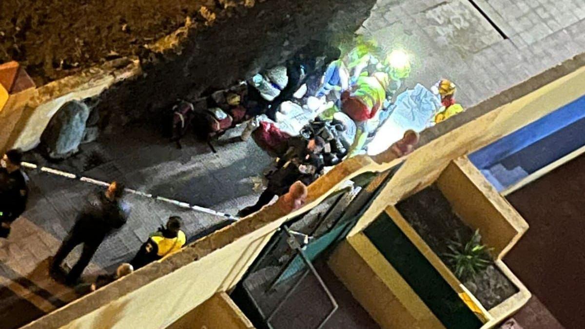 Efectivos sanitarios desplazados al lugar para atender a los heridos, anoche, en Jinámar (Gran Canaria).