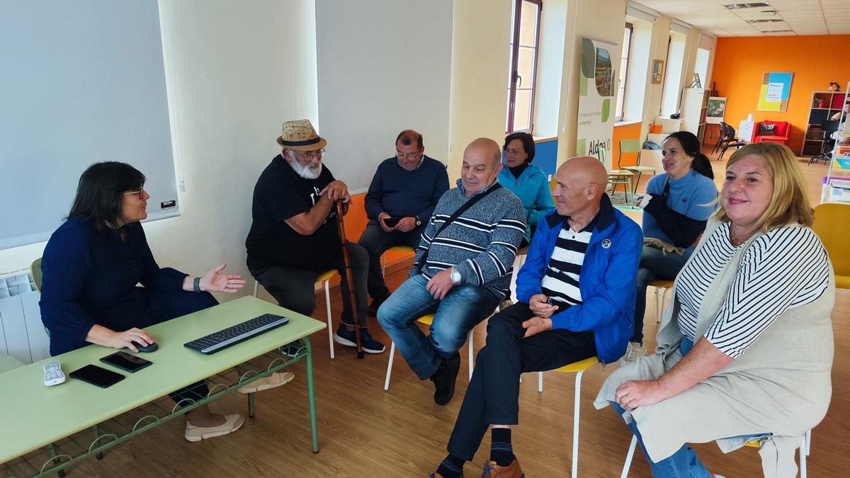 Vecinos de Peón, Candanal y Arroes, en el aula intergeneracional del CTIC.
