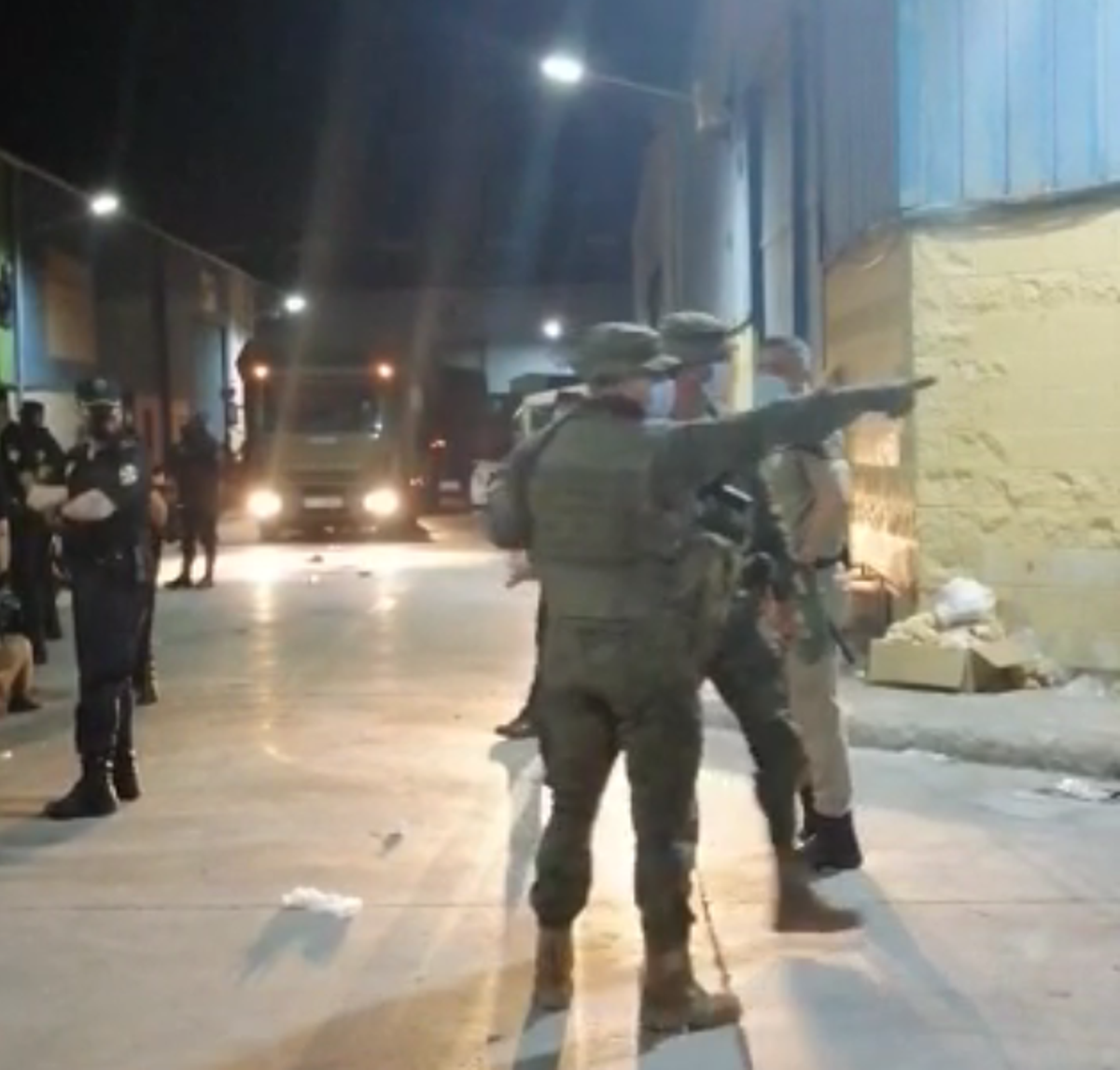 Militares desplegados junto a la Policía Nacional en los alrededores de la nave de cuarentenas del Tarajal, en Ceuta..png