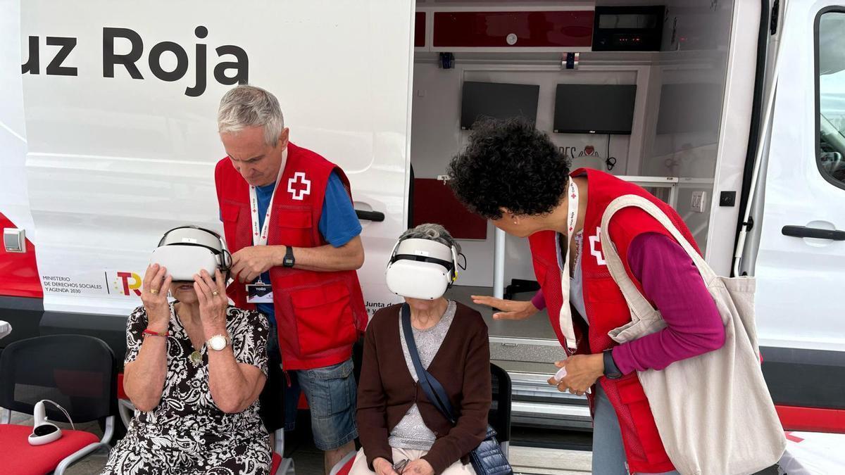 Personas mayores participan en la feria tecnológica con la que será clausurada la iniciativa.