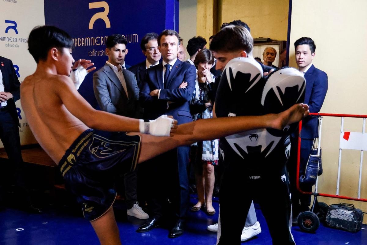 Macron visita un centro de Muay thai en Bangkok