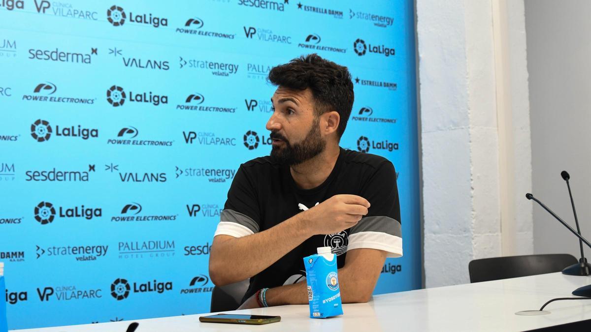 Romo, míster de la UD Ibiza, en una imagen de archivo en la sala de prensa del estadio Can Misses.