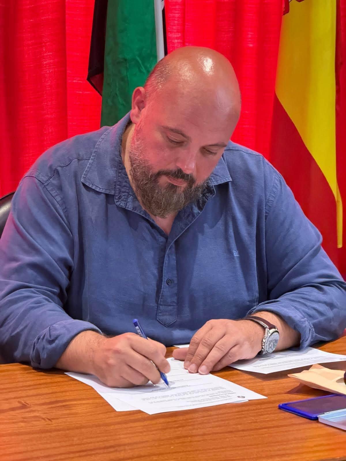 Manuel Naharro, alcalde de Valencia del Mombuey firmando el acta.