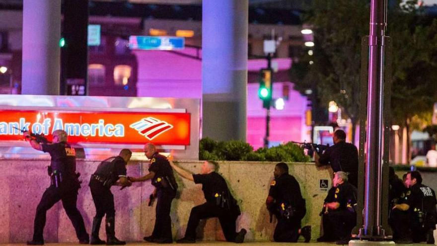Agentes de Policía estadounidenses responden al fuego del francotirador de Dallas.  // Reuters