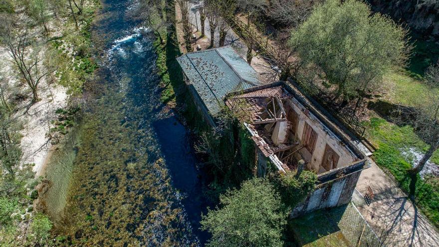 Techo derruido de parte de la edificación e interior de la Fonte de Troncoso, en Mondariz Balneario. // D.P.