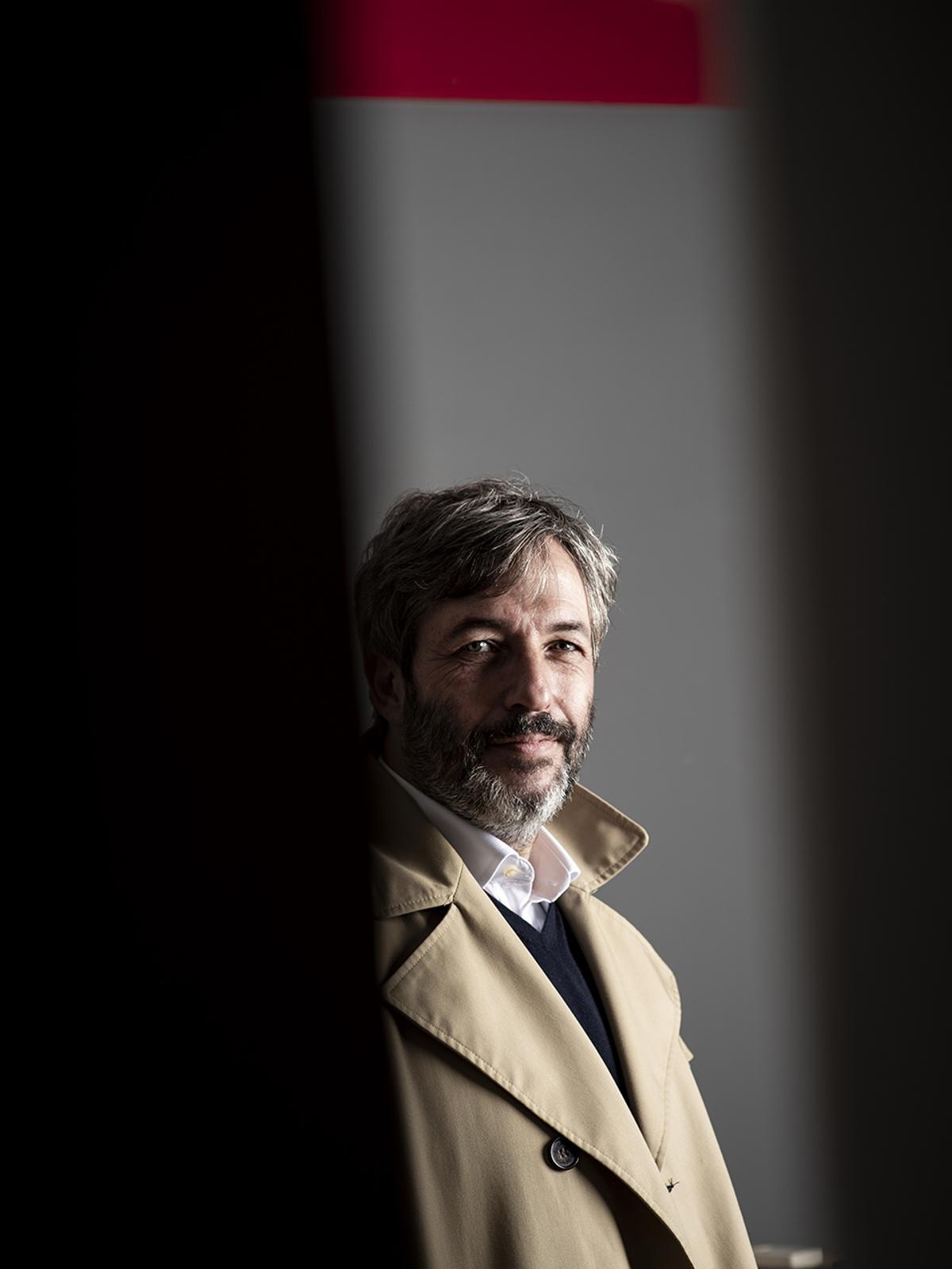 Óscar Rosa con una gabardina a lo teniente Colombo