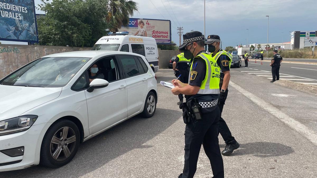 Los agentes daban el alto ayer por la mañana a conductores en la carretera Almazora.