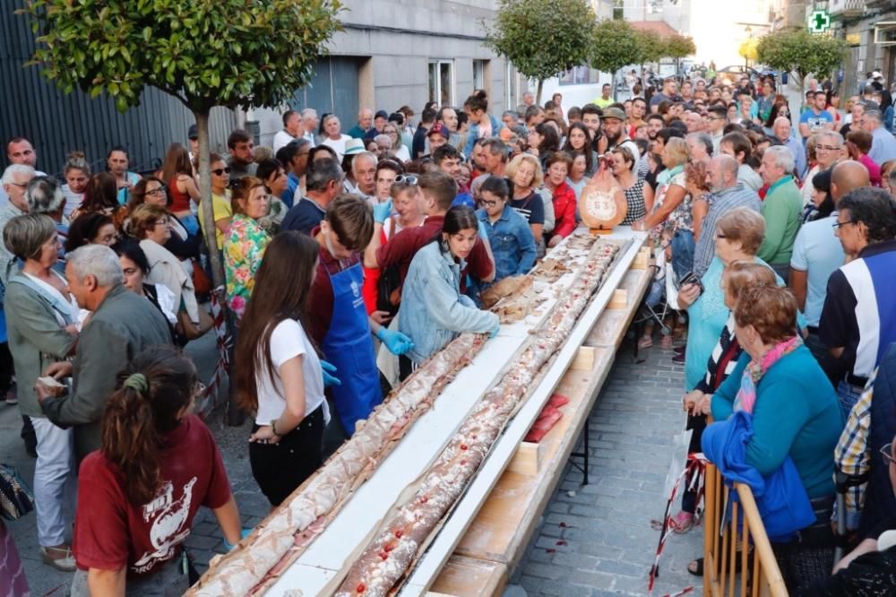 Así fue el bocadillo gigante de A Cañiza: una barra de 15 metros y una loncha de 26