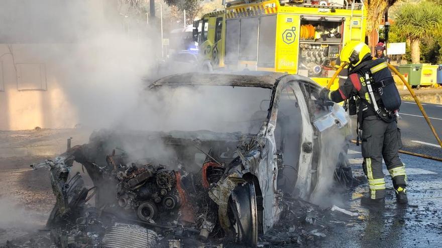 Sofocan las llamas de un coche en Valsequillo