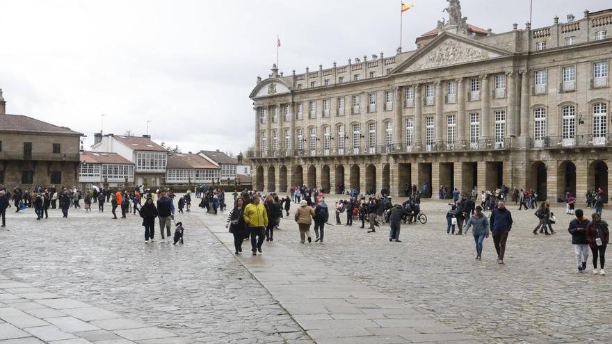 Ambiente de despedida en las calles de Santiago a una Semana Santa con frío y pasada por agua