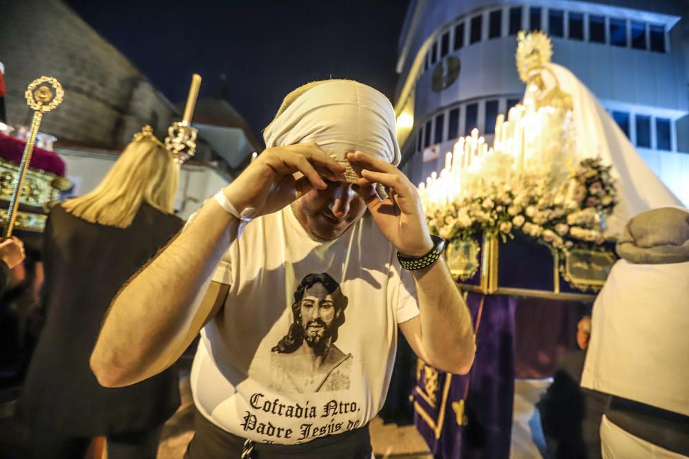 La imagen de María Santísima de la Victoria procesiona por primera vez en Torrevieja portada por 21 costaleros y costaleras