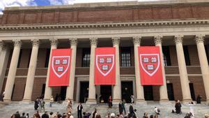 Harvard busca frenar en los tribunales el veto de Trump a estudiantes internacionales
