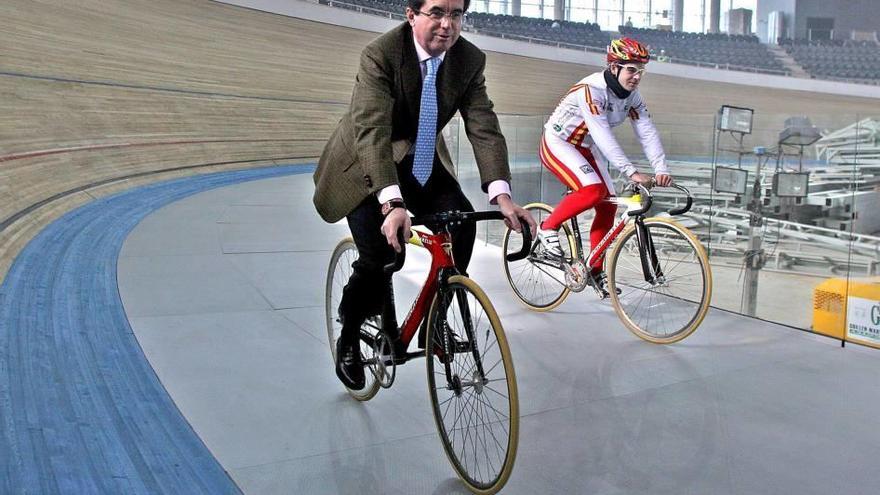 Jaume Matas, estrenando la pista de madera del Palma Arena.