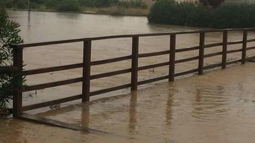 El apeadero de Santa Rita, con el agua por las aceras.