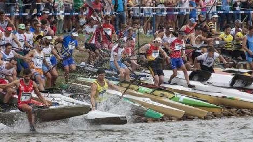 1. Un momento de la salida del Descenso. 2. Las cuatro embarcaciones que se mantuvieron en cabeza durante buena parte de la prueba. 3. Milín Llamedo y Pedro Vázquez celebran su victoria. 4. El podio de la categoría K-1 femenina.