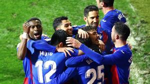 El Eibar celebrando la victoria