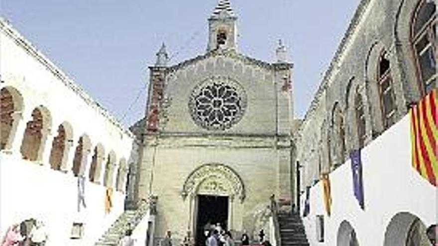 Interior de Sant Grau, amb l&#039;ermita al fons i l&#039;hostatgeria a la dreta.